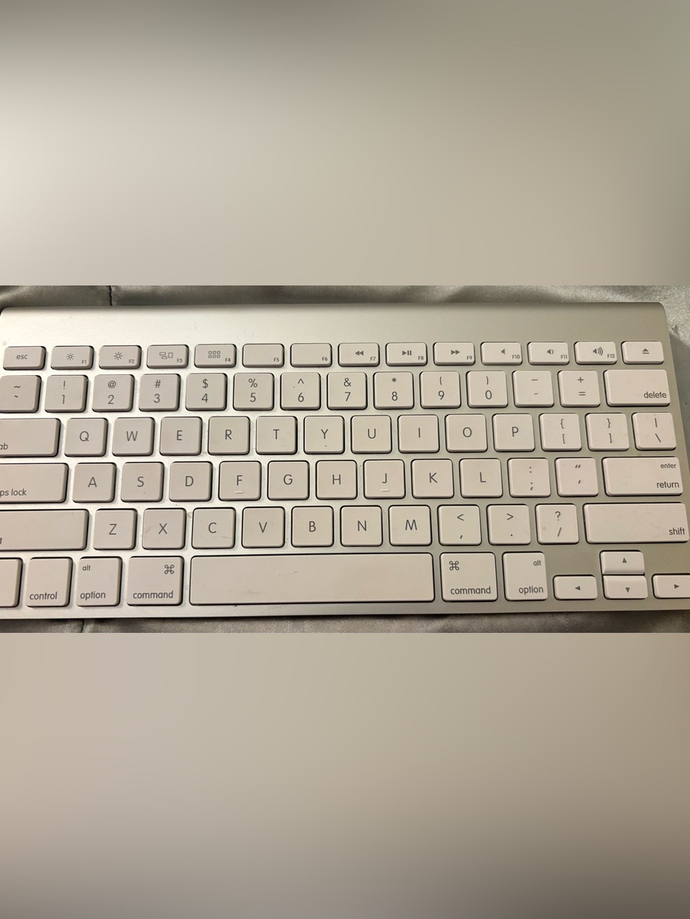 Apple Slim Wireless Keyboard in White and Silver A1314